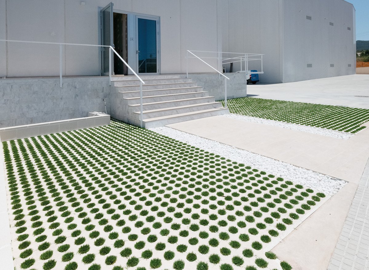 verniprens's tweet photo. Celosía de jardín Oasis, se integra perfectamente en el entorno aportando un toque único. Resistente, duradera y con un mantenimiento prácticamente nulo.
- Más información: https://t.co/k5ggIuevMT
#verniprens #pavicesped #pavicésped #celosíajardín #celosiajardin #pavimentojardín https://t.co/w5Fi1ey5Ul