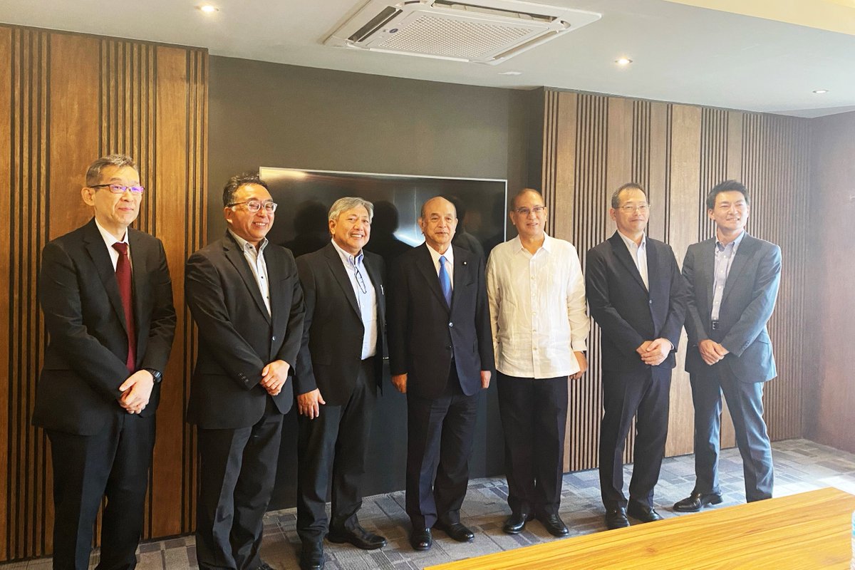 AmbJPNinPH's tweet image. All set for the inaugural run of Phase 1 of the LRT-1 Cavite Extension Project! 🚉🌟 State Minister TSUGE Yoshifumi joined LRMC officials at the expanded LRT-1 Baclaran depot to inspect preparations for the interconnection of Line 1 and the Cavite Extension. #PartnersInProgress