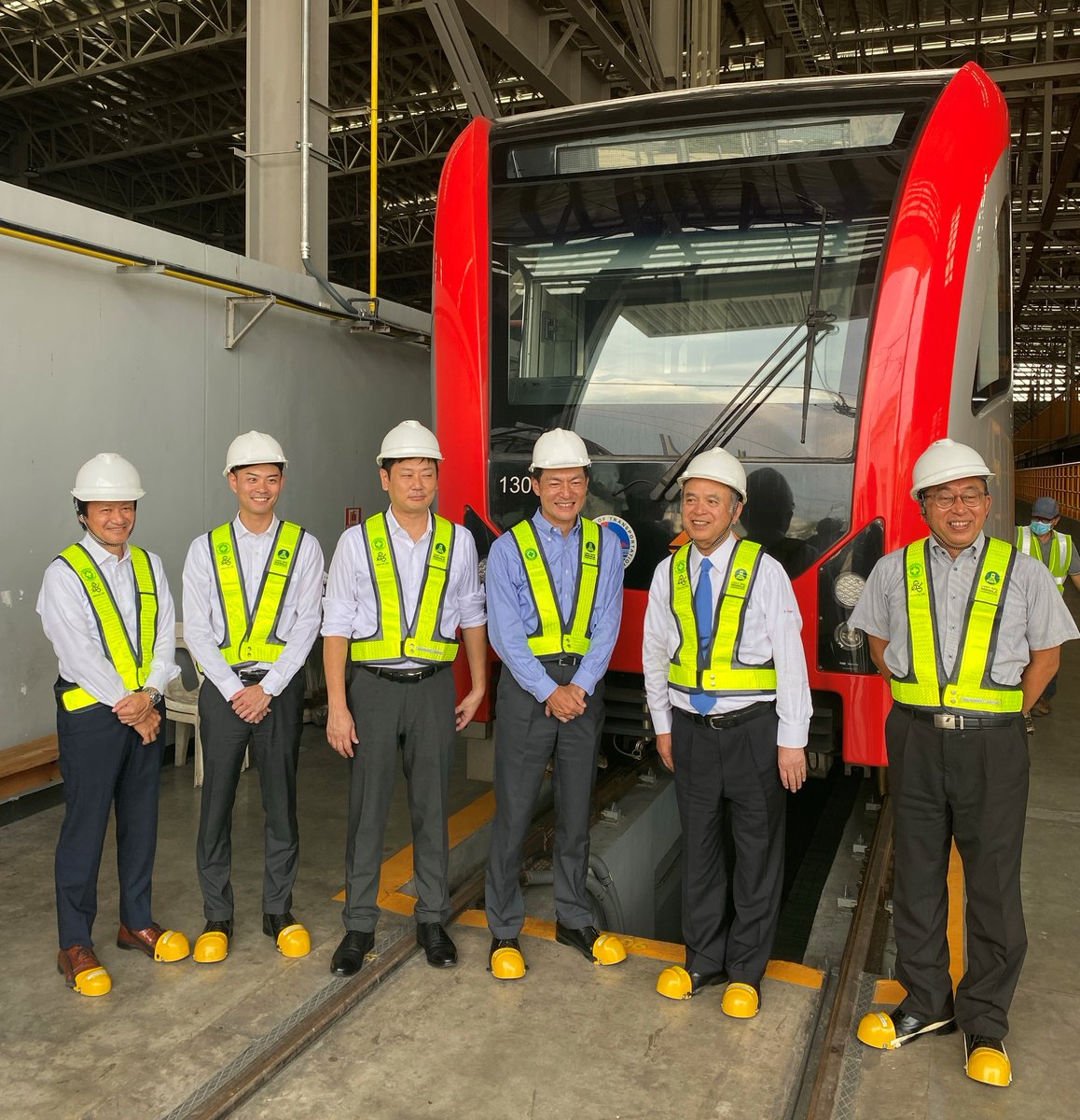 AmbJPNinPH's tweet image. All set for the inaugural run of Phase 1 of the LRT-1 Cavite Extension Project! 🚉🌟 State Minister TSUGE Yoshifumi joined LRMC officials at the expanded LRT-1 Baclaran depot to inspect preparations for the interconnection of Line 1 and the Cavite Extension. #PartnersInProgress