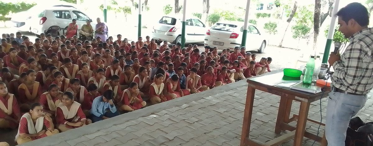 gsaipsn's tweet photo. आज वैज्ञानिक मानसिकता दिवस पर पानीपत जिले के गाँव नारायणा के राजकीय कन्या वरिष्ठ माध्यमिक विद्यालय में चमत्कारों की वैज्ञानिक व्याख्या का कार्यक्रम किया गया। जिसमें 250 बच्चे व अध्यापक शामिल हुए।
#NSTD2024 in Haryana
#ScientificTemperDeclaration
#LongLiveDabholkar https://t.co/QJcnjjydwp