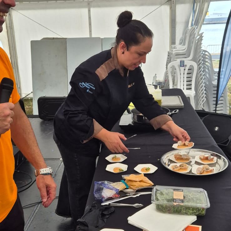 deondesenon's tweet photo. 📷 A Cofradia de Barallobre celebrou o seu Centenario e Festa do Marisco.
Showcooking de ameixa e navalla, da man de Nair González de @Muelle43 e vieira e carneiro, elaborados por Marcos Cabanas de @elolivococinabar
#galiciasabeamar #pescalocal #pescaartesanal #buscaodistintivo https://t.co/xeTVl9aB5T