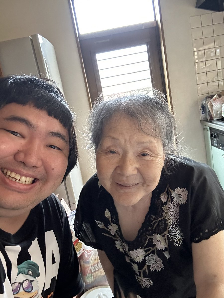 QomSo's tweet photo. よしえさんと初対面！！めちゃくちゃ小さくて可愛いかった！ https://t.co/Q2BDXsOVOS