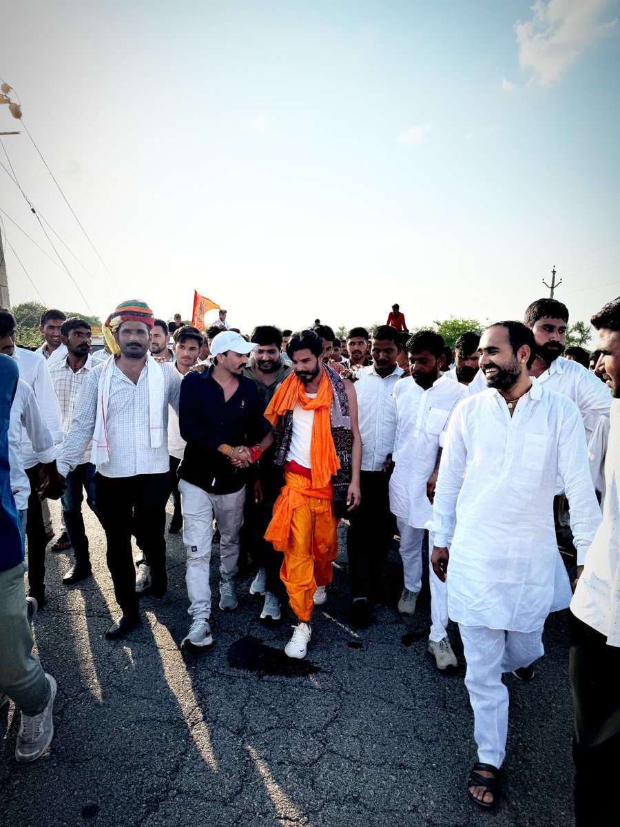 ManzuDinesh's tweet photo. कल सावन के अंतिम सोमवार को बड़े भाई अभिषेक चौधरी जी की पैदल कावड़ यात्रा (शिवसर–लोहावट 35KM) में शामिल हुए और उनसे स्नेह मुलाकात की 

महादेव जी का आशीर्वाद आप सब पर ऐसे ही बना रहे ! 

लोहावट विधानसभा की जनता का बेहद प्यार और स्नेह कल देखने को मिला 🎉🙏 https://t.co/S0ERkPGWQg
