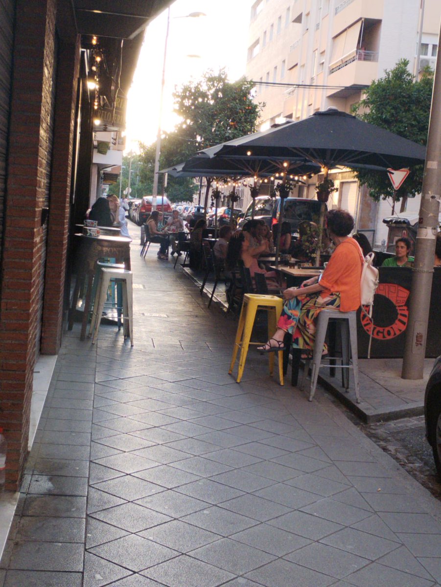 Calle mirlo, ocupación de la vía pública, exceso de mesas, taburetes altos supletorias... No cumple nada. <a href="/PoliciaGr/">Policía Local de Granada</a> <a href="/JRFerreiraSiles/">Juan Ramón Ferreira</a> <a href="/antoniocambril/">Antonio Cambril</a> <a href="/aytogr/">Ayuntamiento de Granada</a>