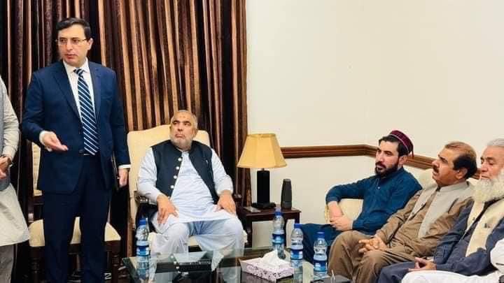 مولانا فضل الرحمٰن کے بعد منظور پشتین کا بھی پی ٹی آئی سے لو افیئر

یاد رہے کہ اس پی ٹی آئی کے دور میں منظور پشتین کو بار بار اُٹھایا گیا، گرفتار کیا گیا، مختلف مظالم ڈھائے گئے، جس پر مُجھ سمیت بہت سارے صحافیوں نے آواز اُٹھا ئی تھی۔
آج یہ سب اکٹھے ہیں!