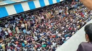 IamVishnu_Singh's tweet photo. Kolkata, this is how Thane protests.

This protest is against sexual molestation of two 3 years old kids at a reputed school in Badlapur. The heinous act has been committed by a sweeper of the school. School admin tried covering up and Police too delayed filing the case. https://t.co/SKkqiBKI1K