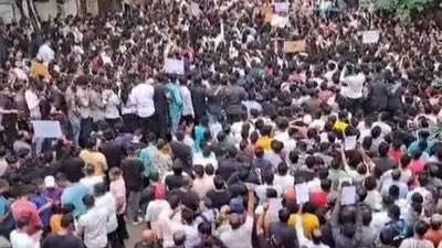 IamVishnu_Singh's tweet photo. Kolkata, this is how Thane protests.

This protest is against sexual molestation of two 3 years old kids at a reputed school in Badlapur. The heinous act has been committed by a sweeper of the school. School admin tried covering up and Police too delayed filing the case. https://t.co/SKkqiBKI1K