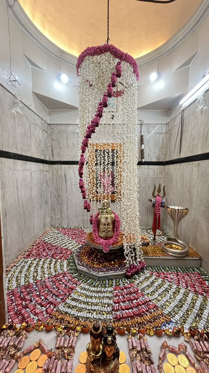 ARPIT_N_PATEL's tweet photo. सिरों को काटकर अपने,किया जब होम रावण ने,
दिया सब राज दुनियाँ का,दिलावर हो तो ऐसा हो, ||

તા - ૧૯-૮-૨૪
શ્રાવણ માસ નો ત્રીજો સોમવાર ઓમકારેશ્વર મહાદેવ ના સાનિધ્યમા

|| શંભુ ||
|| ॐ નમ: શિવાય || https://t.co/Eq94i1Bagr