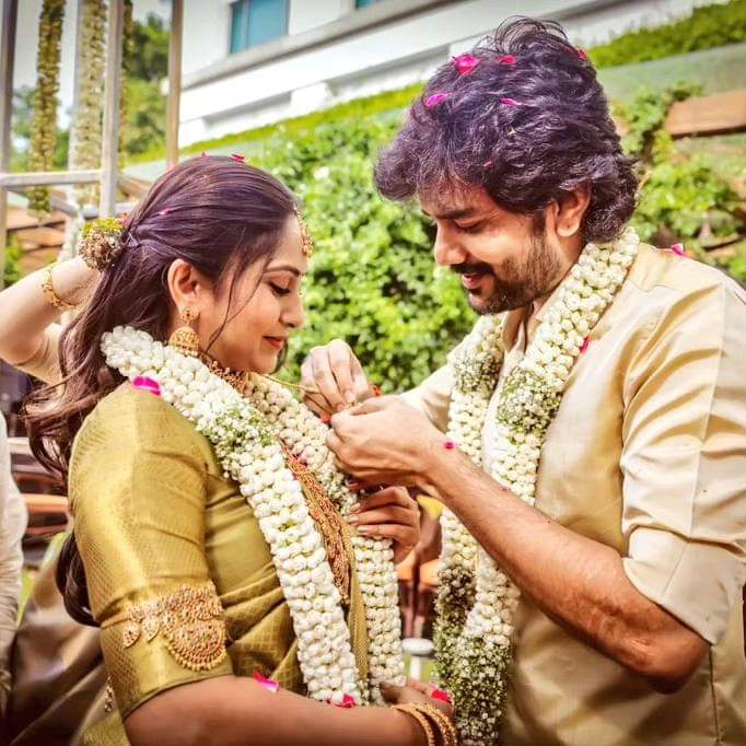 kayaldevaraj's tweet photo. Happy First Wedding Anniversary @Kavin_m_0431
Brother 🤣 

Picture Perfect. Here is a glimpse of some of the magical moments that happened this morning as  #Kavin wed #Monica in a pleasant ceremony that was graced by family and close friends.

#KavinMonicka #KavinMarriage https://t.co/be8UOhqVVw