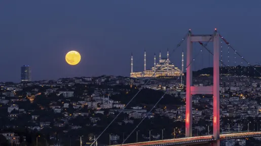 lamontagne_fr's tweet photo. Les images époustouflantes de la "super Lune bleue" à travers le monde

▶️ https://t.co/zfRwNuJYfh https://t.co/7dRYCfS3C9