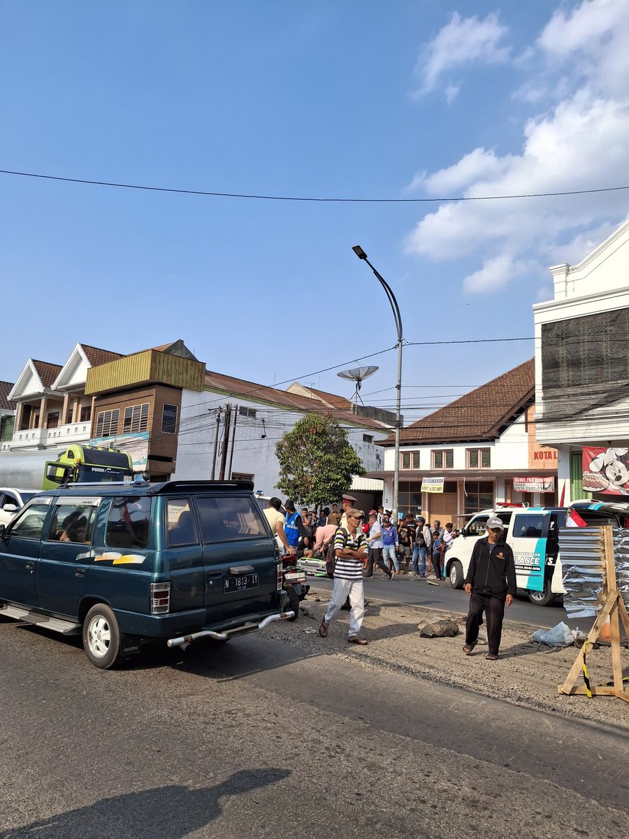 sssecretwt's tweet photo. ada kecelakaan motor dan truk tebu di martadinata depan kue gaya baru, 1 MD dan 1 patah tulang. macet dua arah, terutama ke arah selatan @yusufgunawan @infomalang https://t.co/HlXaKMRyrY
