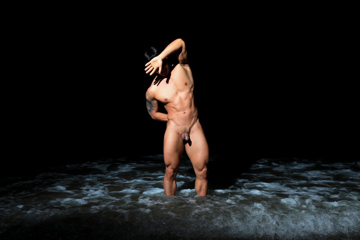 사진을 보니 시원한 에어컨 틀어진 펜션에 있기를.포기하고 일행들 윽박질러서 밤바다 촬영 나가길 잘했다는 생각이...