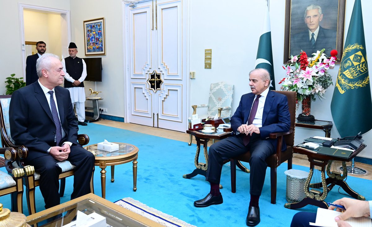 The Ambassador thanked the Government of Pakistan for providing much needed humanitarian assistance and offering scholarships to Palestinian medical students to complete their studies in Pakistan.