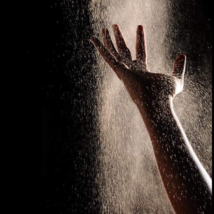 كلام الناس أشبه بالتُراب
إذا لم يطير بالهواء فهو يُداس بالقدم 
عش عفويتك فالألسنة لن ولا تصمت