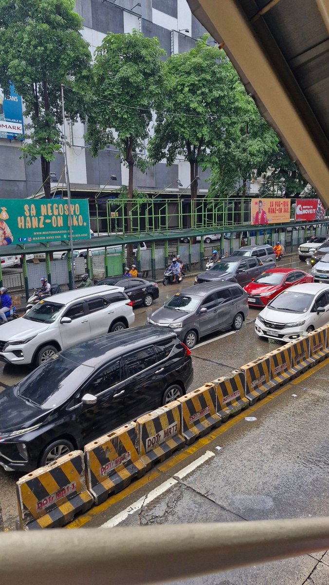 solreqs's tweet image. commuter woes 😓