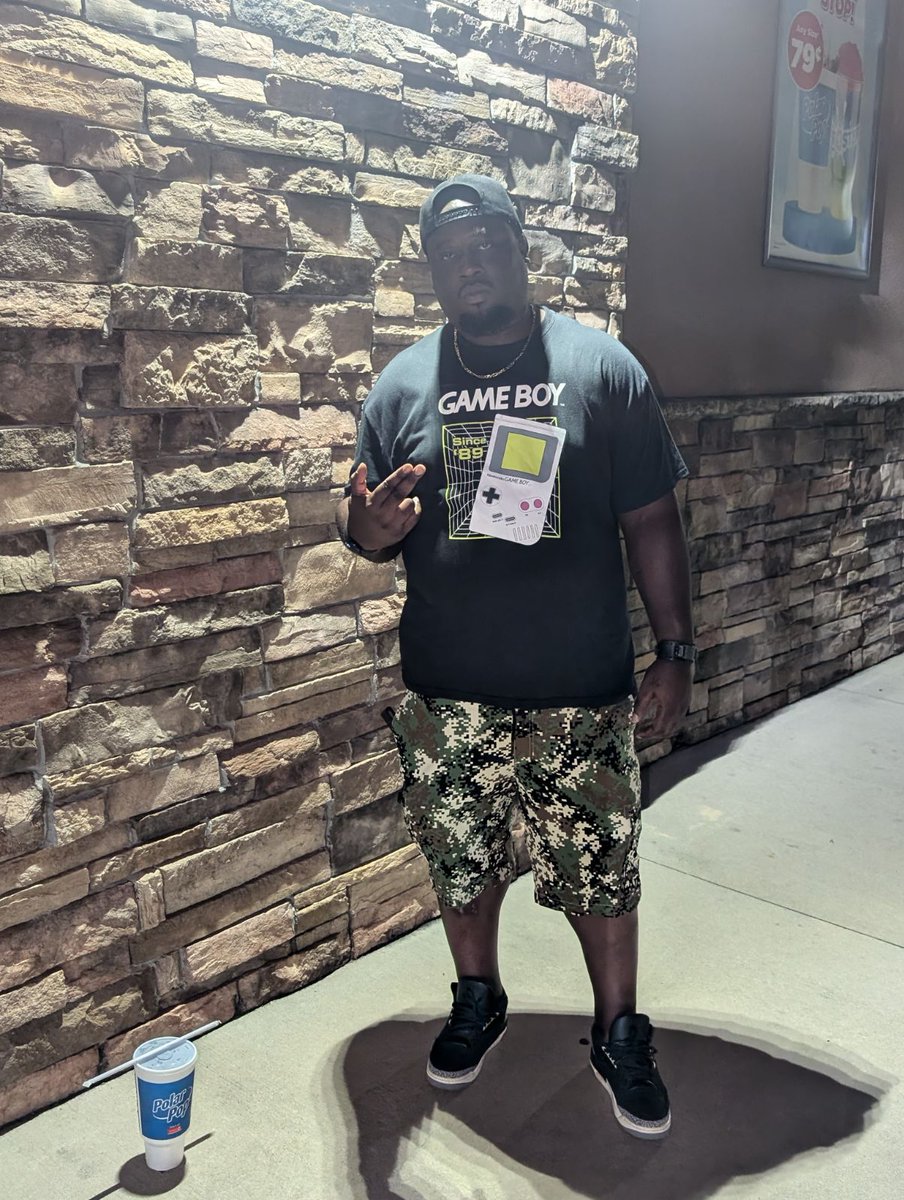 choxmak's tweet photo. Just can't stop drinking Polar Pop..Maybe it's cuz they cold like me 🤷🏿‍♂️🥶🌊🔊✌🏿‼️☔ #chillychill #ringoffire #gameboysince89 #snoopdogg x #digitalcamous #jordan3offnoir #3scompany #nikeMak #team90sflow https://t.co/nf4ivdVoCW