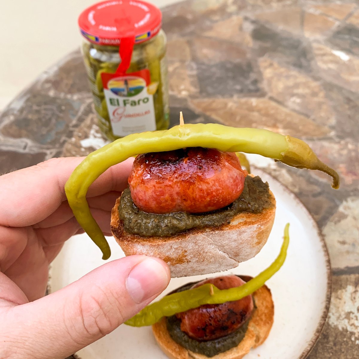 ElFaroAceitunas's tweet image. 🌶️🔥 El intenso sabor del chorizo se potencia de manera irresistible cuando lo combinas con la frescura y el picante de nuestras guindillas.🌶️🔥

¿Te atreves a probar esta combinación?

#chorizo #guindilla #pincho #AceitunasElFaro