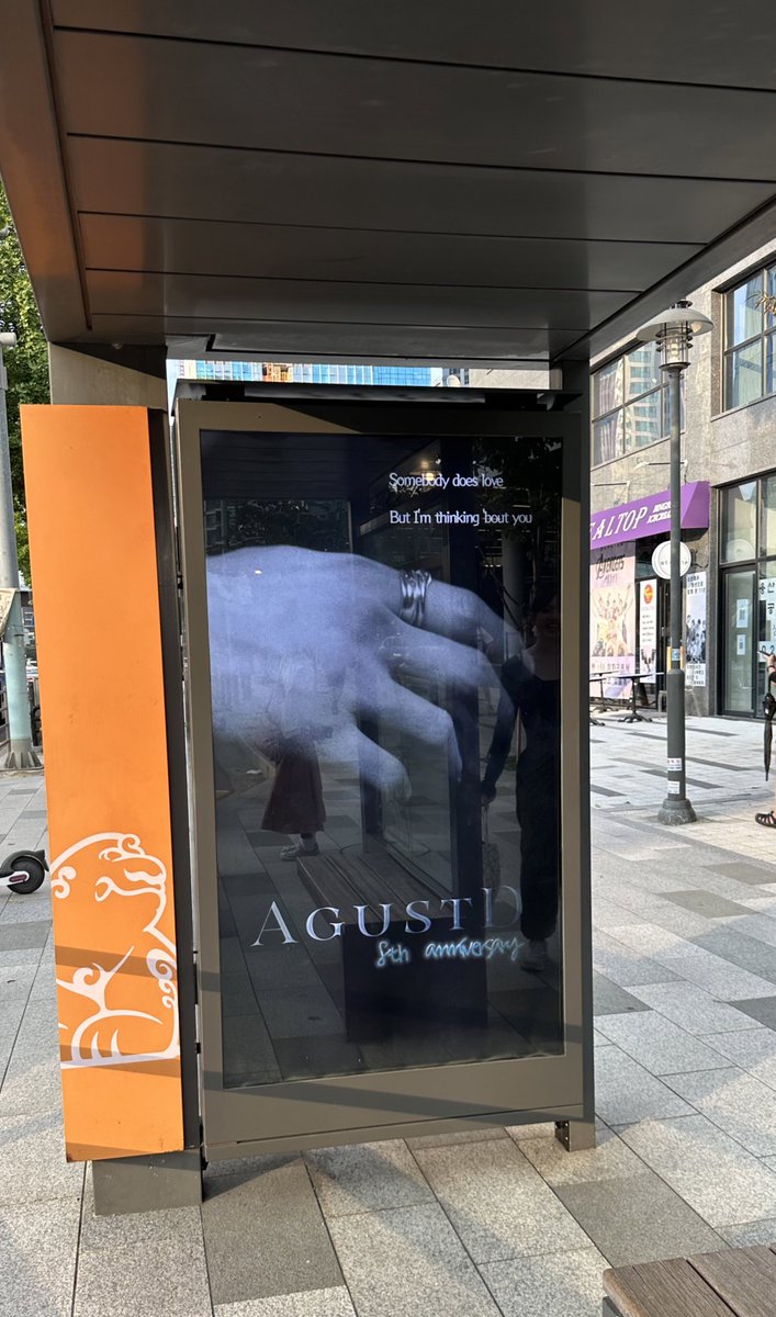 iro_yg_last's tweet photo. HYBEの前��バス停の電光掲示板には、
AgustD 8周年おめでとうの掲示がされてたよ。おめでとう。いつでもあなたのことを考えてるし、愛してるよユンギ。 https://t.co/IGxzcJ7Gcc