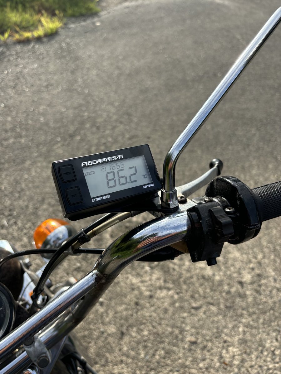 yama_no_tami's tweet photo. DAXにタコメーターと油温計取り付けた
古い6V車に適合するパーツとかほとんど無いから迷うことはなかった。
キタコの機械式タコメーターとデイトナの電池式油温計。安心と信頼の国内メーカーだよ
#DAX50 https://t.co/ZGBTFJutAR