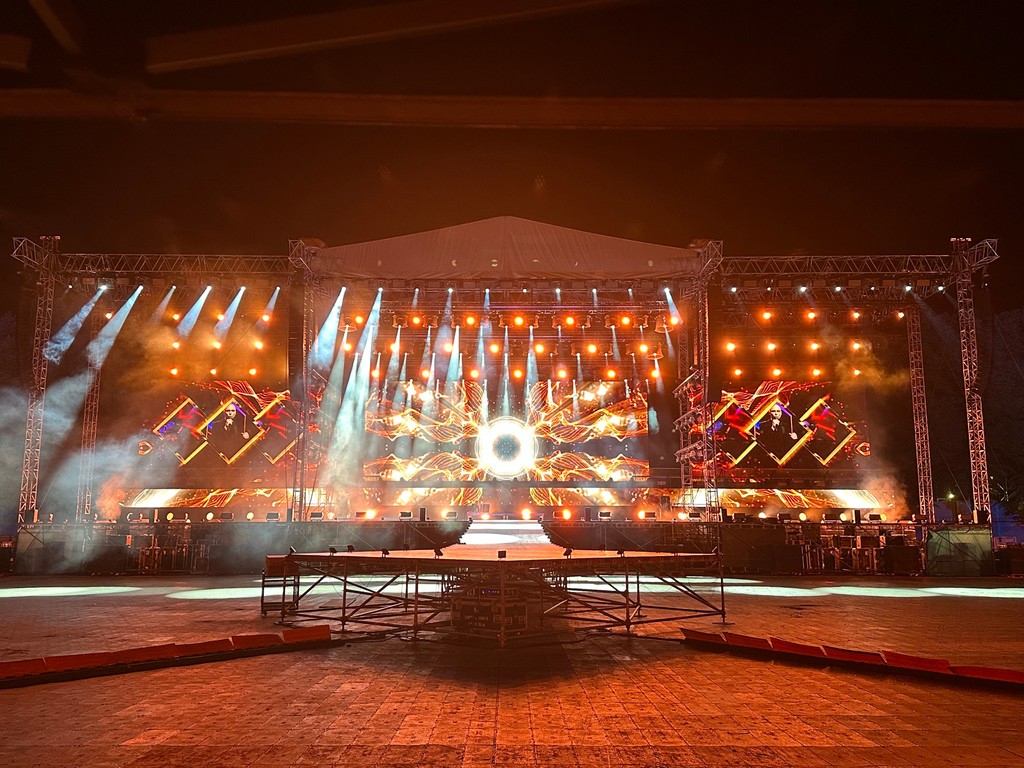 CompanyNa's tweet photo. Milzīgs paldies @Dons_Latvia un visiem, kas apmeklēja koncertu 17. augustā Daugavas stadionā! 🙌 Mūsu “Kompānijas NA” komanda nodrošināja grandiozu šovu! Tiekamies nākamajos koncertos!

#tehniskaisnodrosinajums #skatuve #gaisma #kompanijana https://t.co/3qoP2FdZW2