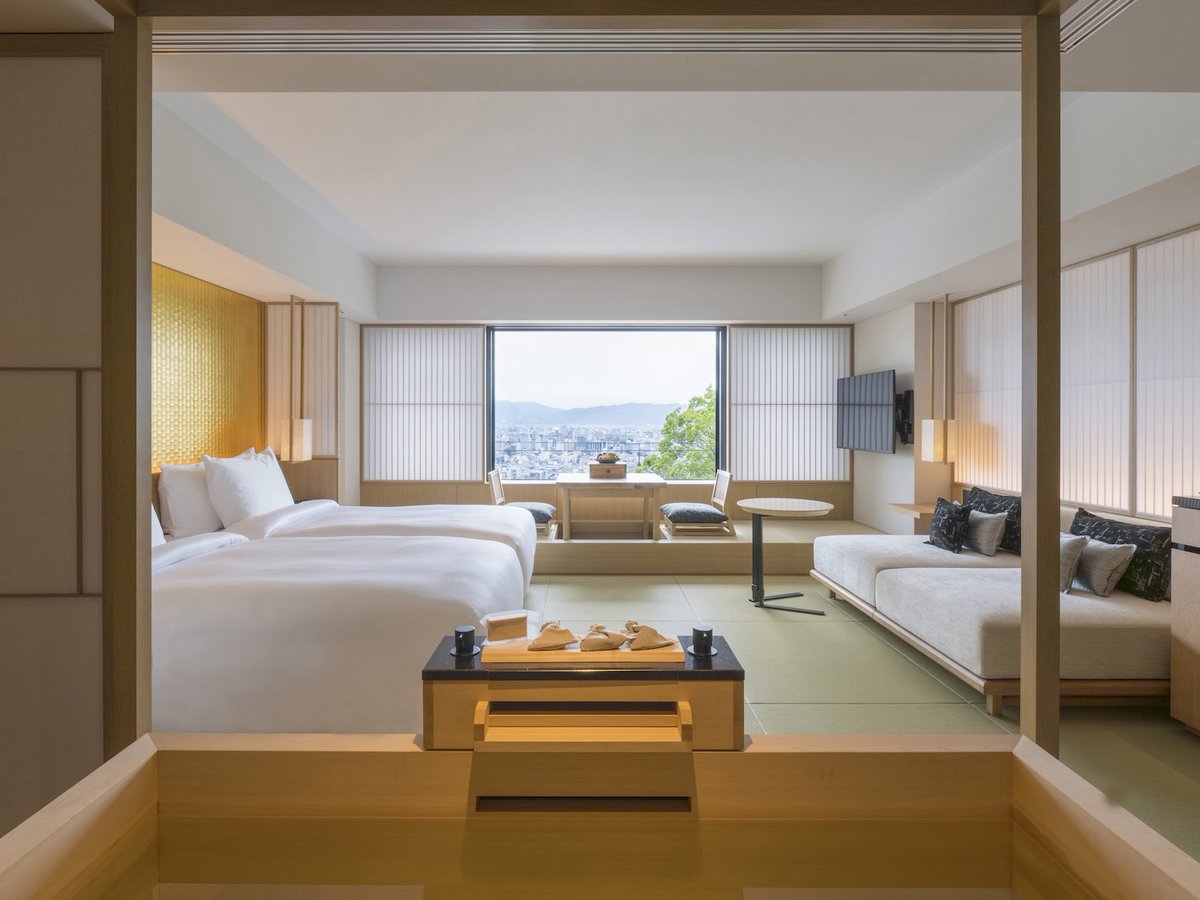 JapanArchitects's tweet photo. 【OPEN】「バンヤンツリー・東山 京都」8月20日オープン
マスターアーキテクトに #隈研吾、インテリアデザインは #橋本夕紀夫 が担当
能の芸術的な美しさと "幽玄" の概念にインスパイアされたホテル。能舞台も備え、東山の景観に調和しながらも非日常性をつくりだす
https://t.co/Dp1IiJciam https://t.co/thQzmmLBSt