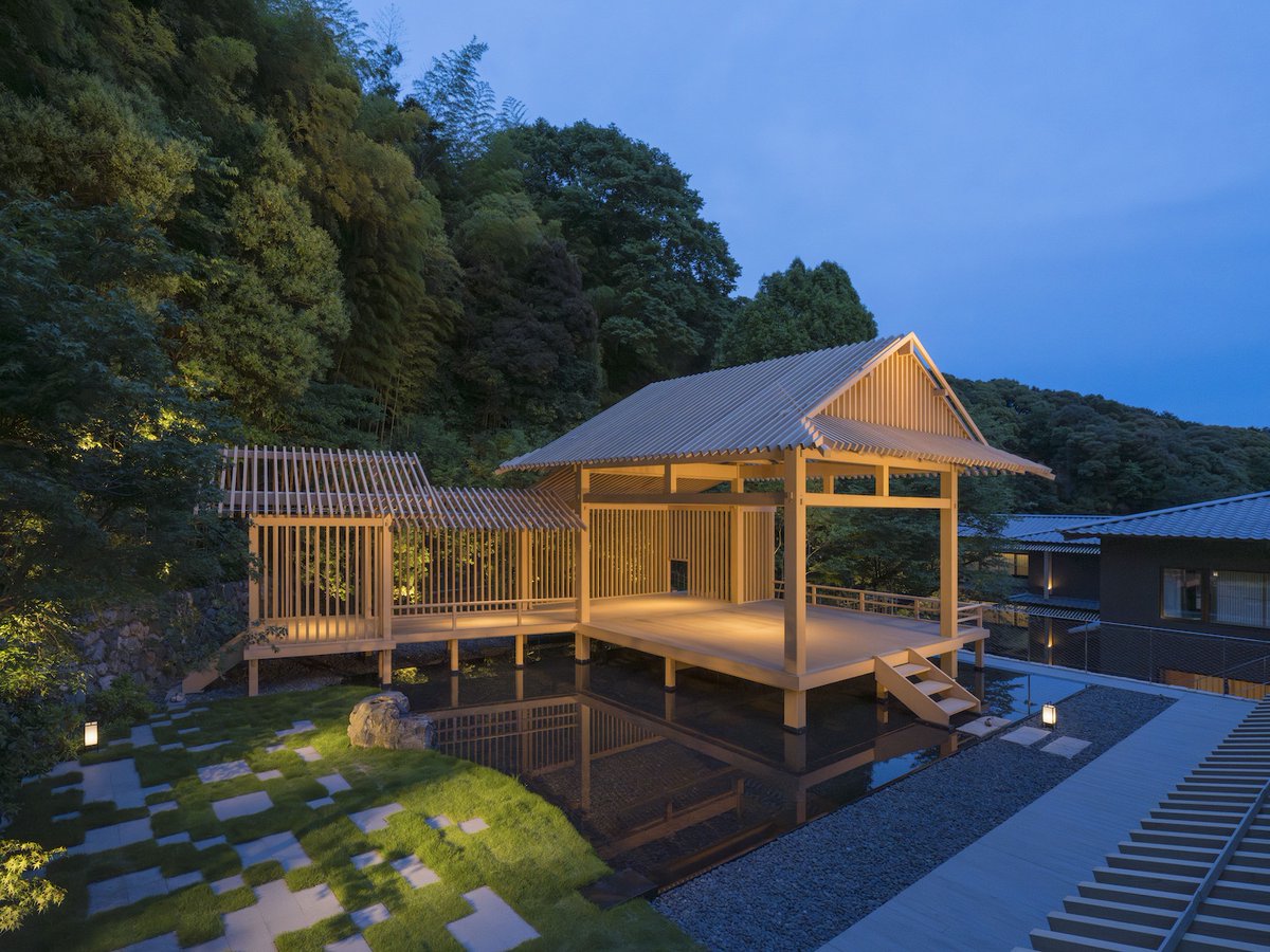 JapanArchitects's tweet photo. 【OPEN】「バンヤンツリー・東山 京都」8月20日オープン
マスターアーキテクトに #隈研吾、インテリアデザインは #橋本夕紀夫 が担当
能の芸術的な美しさと "幽玄" の概念にインスパイアされたホテル。能舞台も備え、東山の景観に調和しながらも非日常性をつくりだす
https://t.co/Dp1IiJciam https://t.co/thQzmmLBSt