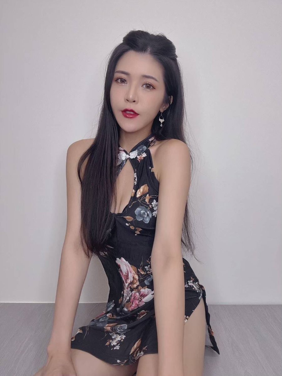 tang93133's tweet photo. 真的挺煩那些會靠近亂摸的男生
在展場卻免不了要跟這種人相處😕

之前一位先生就這樣
要拍照然後就湊過來用手撫摸我的腿🤪
專業又讓我不能有太大的情緒
還要微笑面對他

穿這樣會很色嗎？
#短旗袍 https://t.co/CPeqQaC4VH