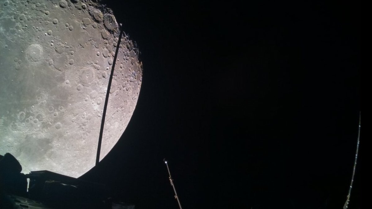 AstrospaceI's tweet photo. Ieri sera la missione @ESA_JUICE ha eseguito correttamente la prima fase del suo #sorvolo combinato Luna-Terra: il #flyby #della Luna. L'@esa ha condiviso poco fa due degli scatti effettuati dalle telecamere di monitoraggio della sonda.
https://t.co/5rs511acSe https://t.co/fE52Z6cipM