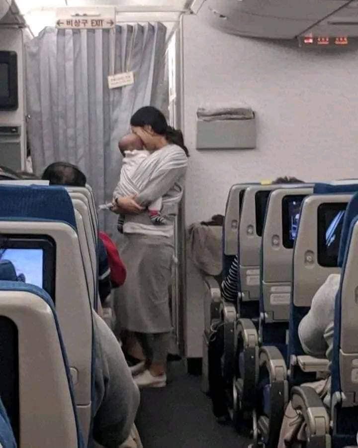 During a 10-hour flight from South Korea to the United States, a thoughtful mother distributed over 200 goodie bags to fellow passengers. Each bag contained candy, gum, and earplugs, serving as a preemptive apology in case her 4-month-old baby became fussy during the journey.