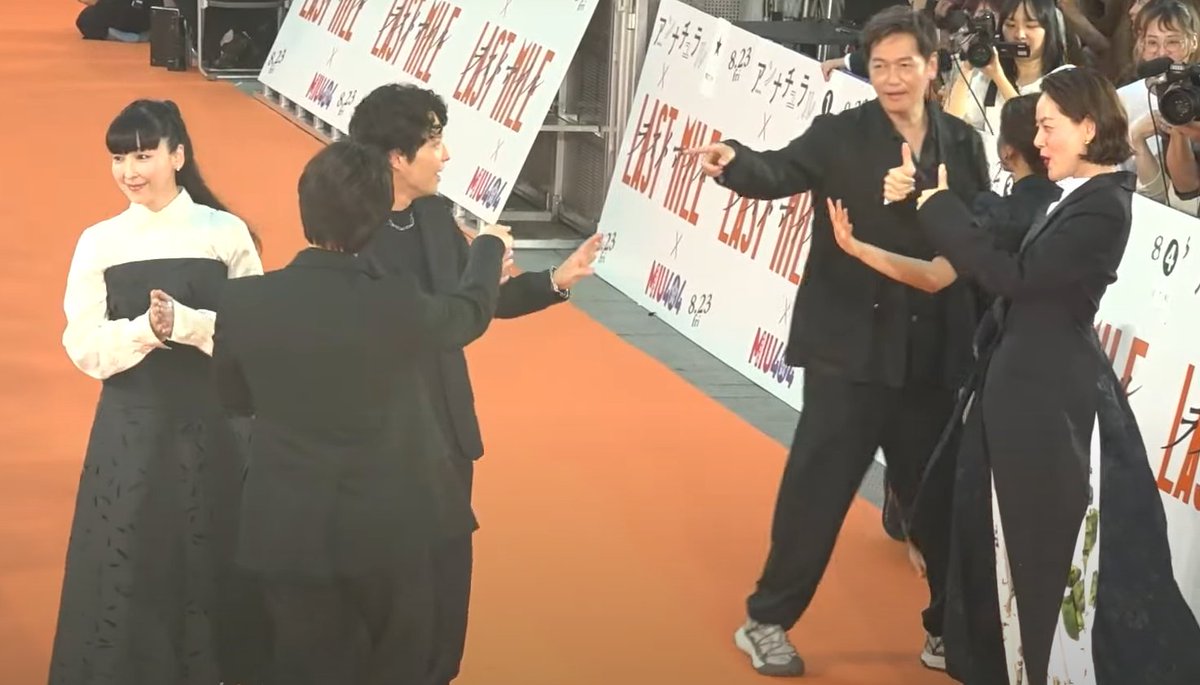 아개웃겨ㅠㅠㅠㅠ 모든 게 지금 필모캐 같음
신경 안쓰는 대장
싸우는 나카도 이부키
말리는 시마 미코토
그리고 그러거나 말거나 신난 쇼지