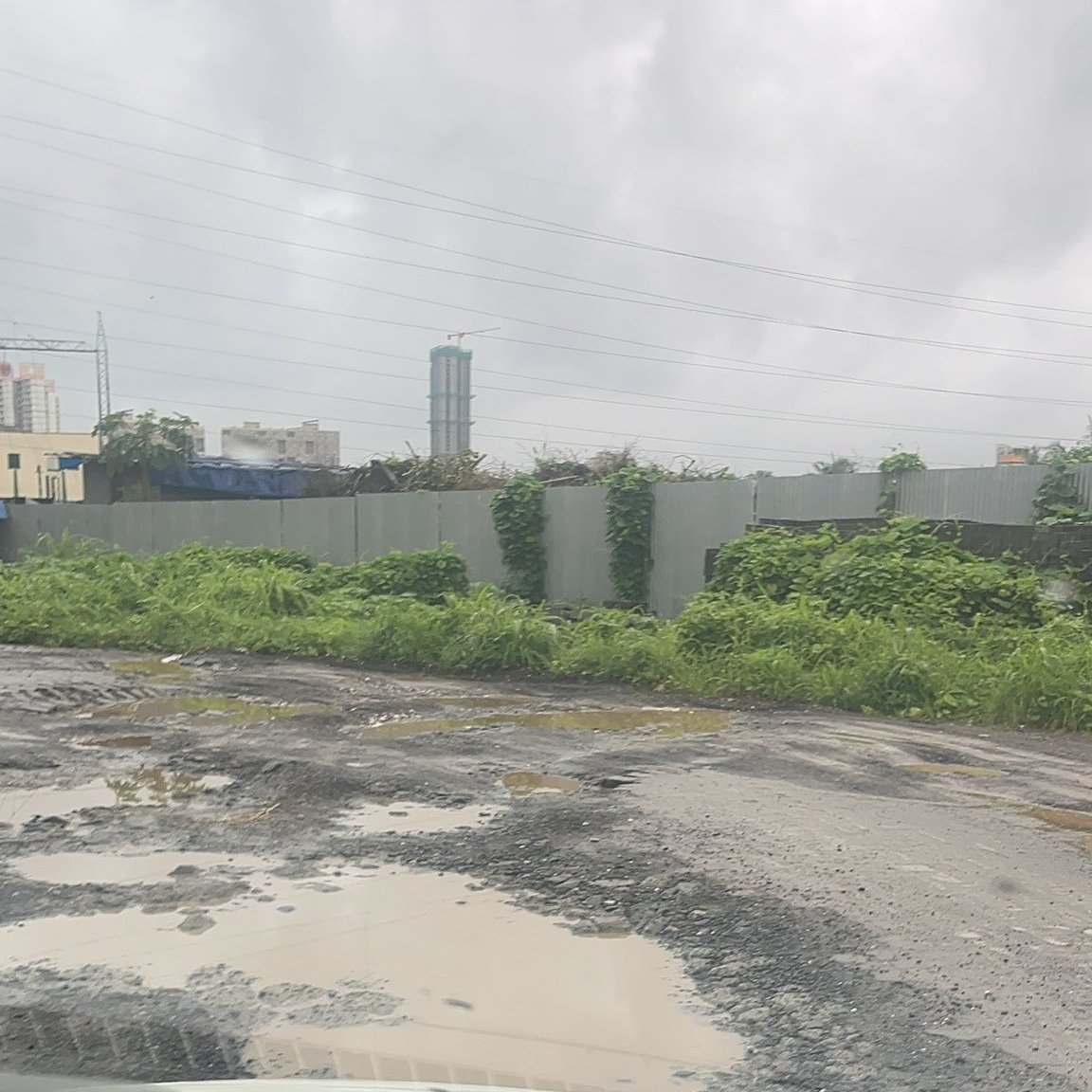 QueenofThane's tweet image. This is the condition of road from Hiranandani Rodas towards Waghbil, Hiranandani Estate area rates are on an average minimum 25K per sqft, making it one of the costliest areas to live in #Thane while roads by @TMCaTweetAway quality of 0.001 Rs per sqft. Invitation to accidents?