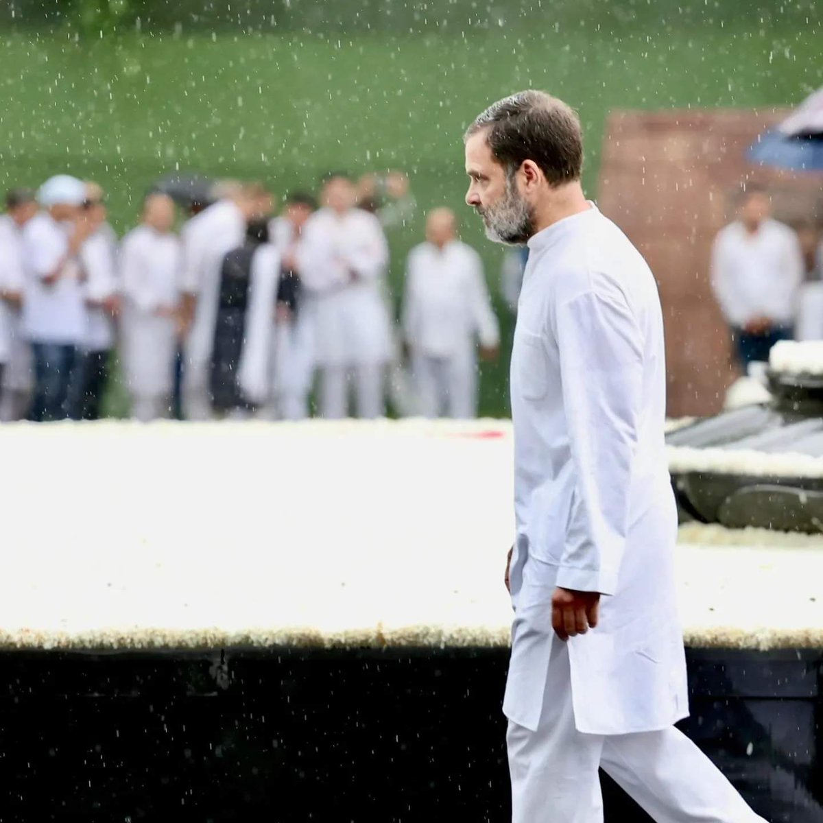 SuratIYC's tweet photo. हम में हैं रा��ीव

LoP श्री @RahulGandhi जी ने 'वीरभूमि' पहुंच कर स्व. राजीव गांधी जी की जयंती पर उन्हें भावपूर्ण पुष्पांजलि अर्पित की। https://t.co/opHTTujqsY