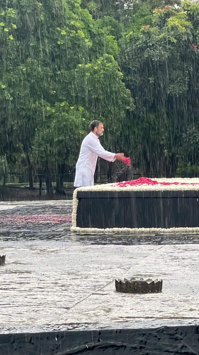 SuratIYC's tweet photo. हम में हैं रा��ीव

LoP श्री @RahulGandhi जी ने 'वीरभूमि' पहुंच कर स्व. राजीव गांधी जी की जयंती पर उन्हें भावपूर्ण पुष्पांजलि अर्पित की। https://t.co/opHTTujqsY