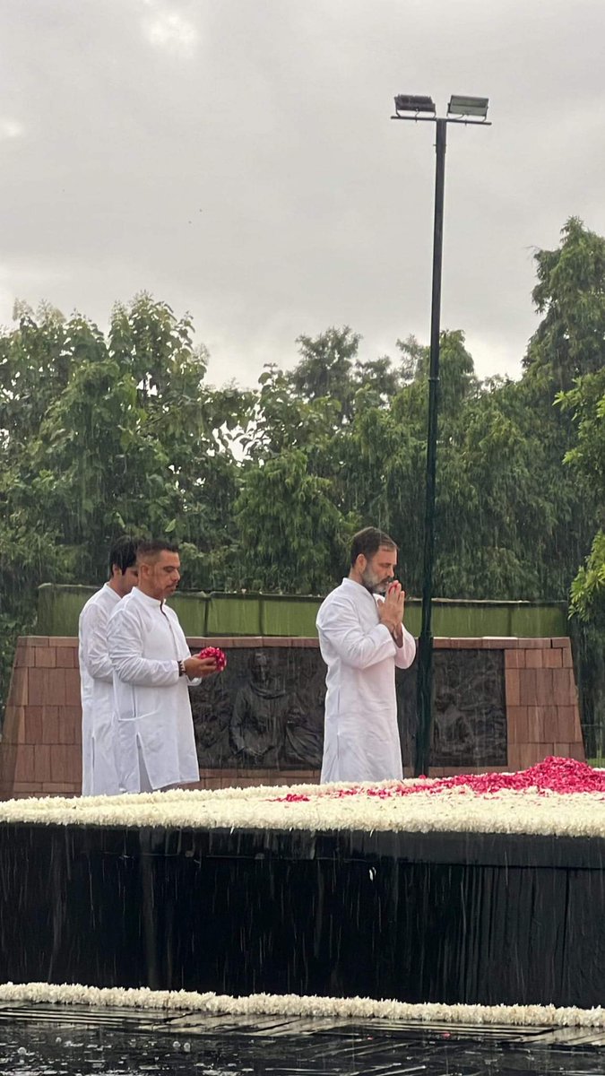 SuratIYC's tweet photo. हम में हैं रा��ीव

LoP श्री @RahulGandhi जी ने 'वीरभूमि' पहुंच कर स्व. राजीव गांधी जी की जयंती पर उन्हें भावपूर्ण पुष्पांजलि अर्पित की। https://t.co/opHTTujqsY