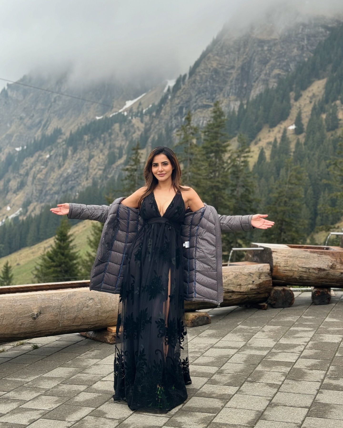 GVahoH7aMAADY6D?format=jpg&name=large