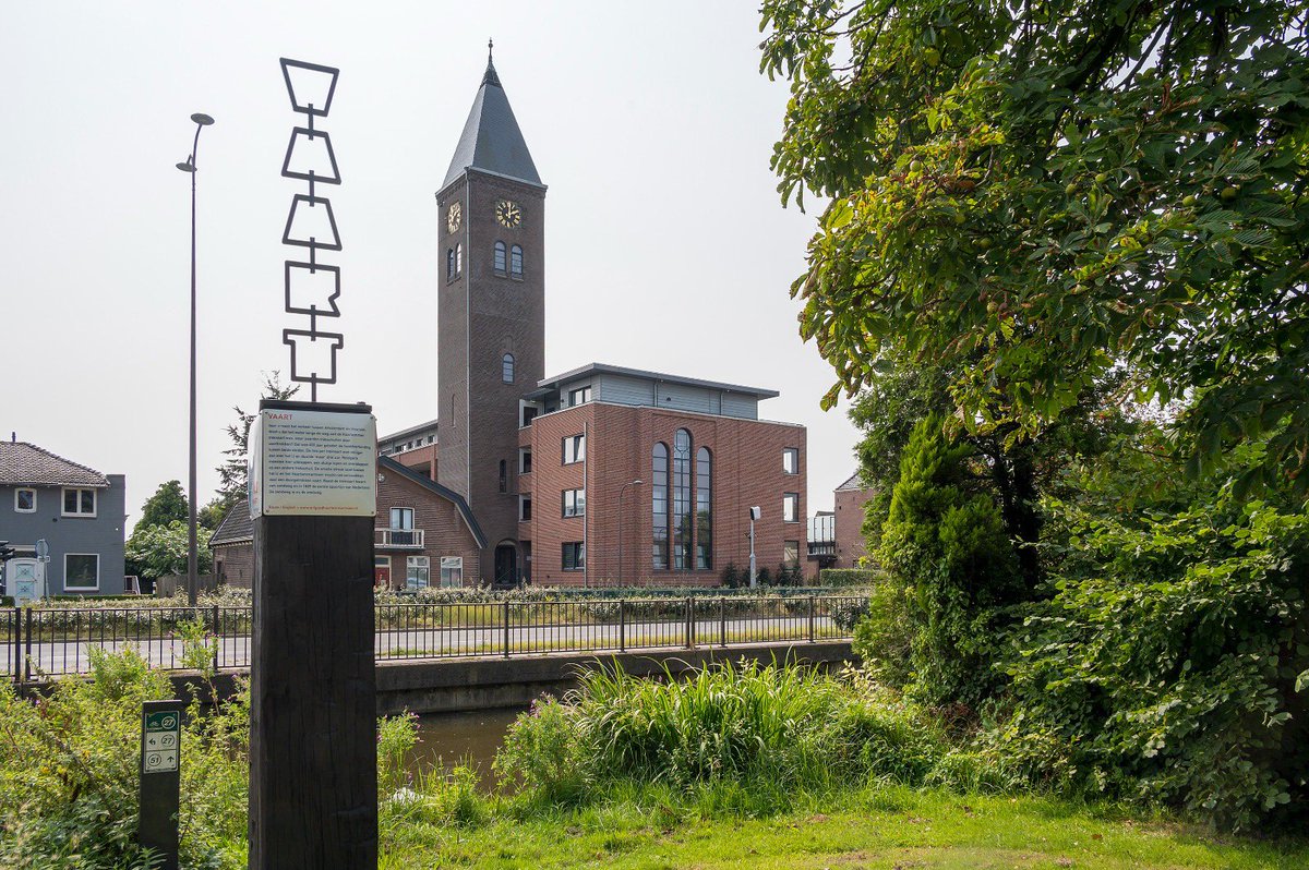 Waar hier tegenwoordig auto's voorbij razen, trokken ooit trekpaarden de schuiten door de trekvaart. De reis van Amsterdam naar Haarlem, die toen 'slechts' drie uur duurde, gaat nu gelukkig een stuk sneller.
Verhalenpaal 21 bij Halfweg
<a href="/HLMRMEER/">VisitHaarlemmermeer</a>