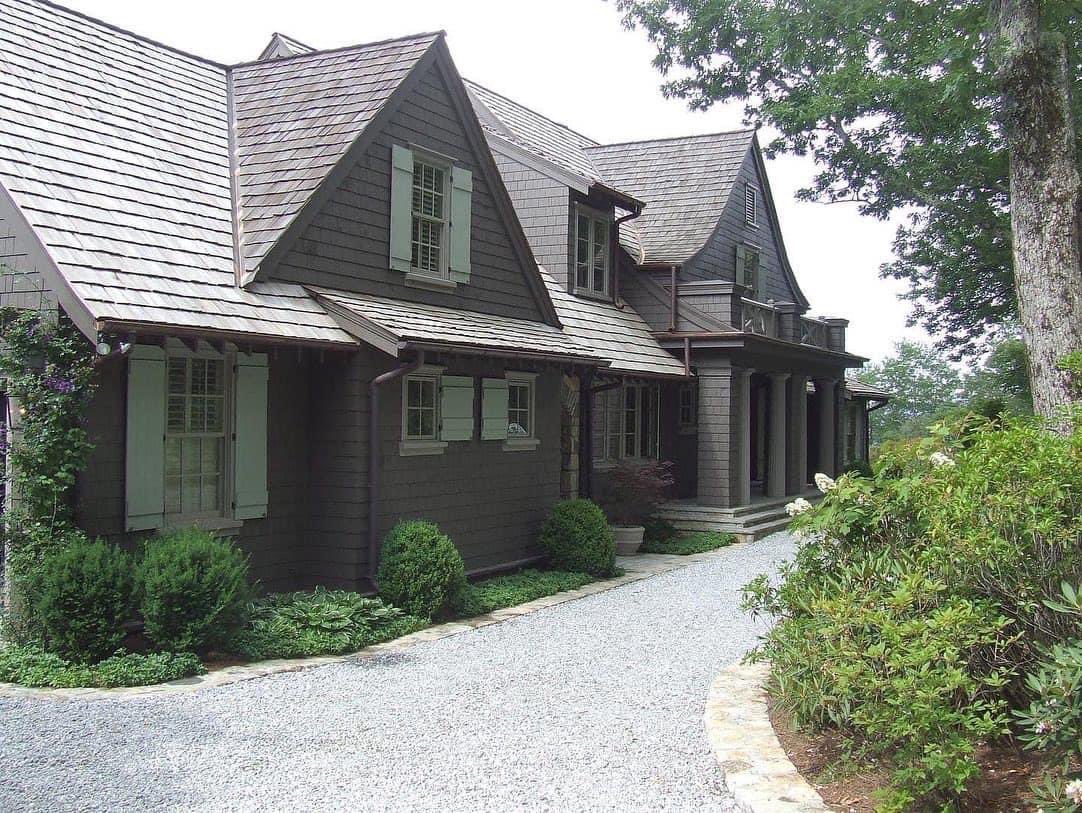 SpitzNor's tweet photo. Always love our Spitzmiller &amp; Norris 
Country house in Highlands, North Carolina . This beautiful shingle style home is located at Big Bear Pen. 
#spitzmillerandnorris 
#woodroof #cedarshakeroof #shinglestyle #hamptons #highlands #bigbearpen #northcarolina #retreathomes https://t.co/vY9uhn0CSI