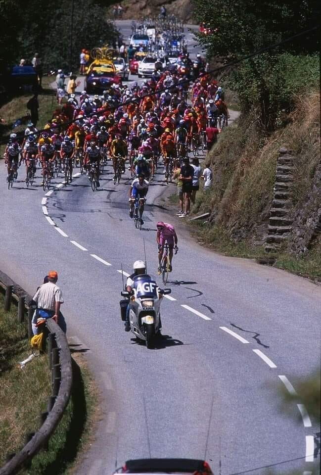 josean0728's tweet photo. #Pantani haciendo estallar el pelotón en el Col de Saisies (Km 67 de etapa) El chava Jiménez intentado cogerle la rueda 
🇲🇫#TDF2000 https://t.co/vInfpPS9jx