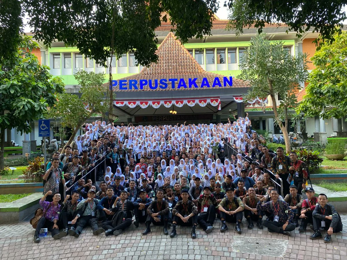 beelaaww's tweet photo. "Saya Naura Salsabila Wardhana dari Fakultas Matematika dan Ilmu Pengetahuan Alam bangga menjadi bagian dari Laskar Dewantara Muda 2024"

@LaoraAp @bemum_official  
#Day3PKKMBUM2024
#PKKMBUM2024
#MabaUM2024
#SinergiKreasi
#BEMUM2024
#UMtheOnlyOne https://t.co/eRDnbZKhBW