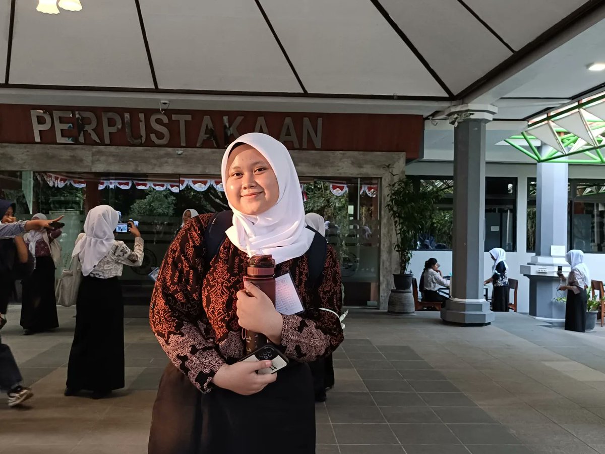 beelaaww's tweet photo. "Saya Naura Salsabila Wardhana dari Fakultas Matematika dan Ilmu Pengetahuan Alam bangga menjadi bagian dari Laskar Dewantara Muda 2024"

@LaoraAp @bemum_official  
#Day3PKKMBUM2024
#PKKMBUM2024
#MabaUM2024
#SinergiKreasi
#BEMUM2024
#UMtheOnlyOne https://t.co/eRDnbZKhBW