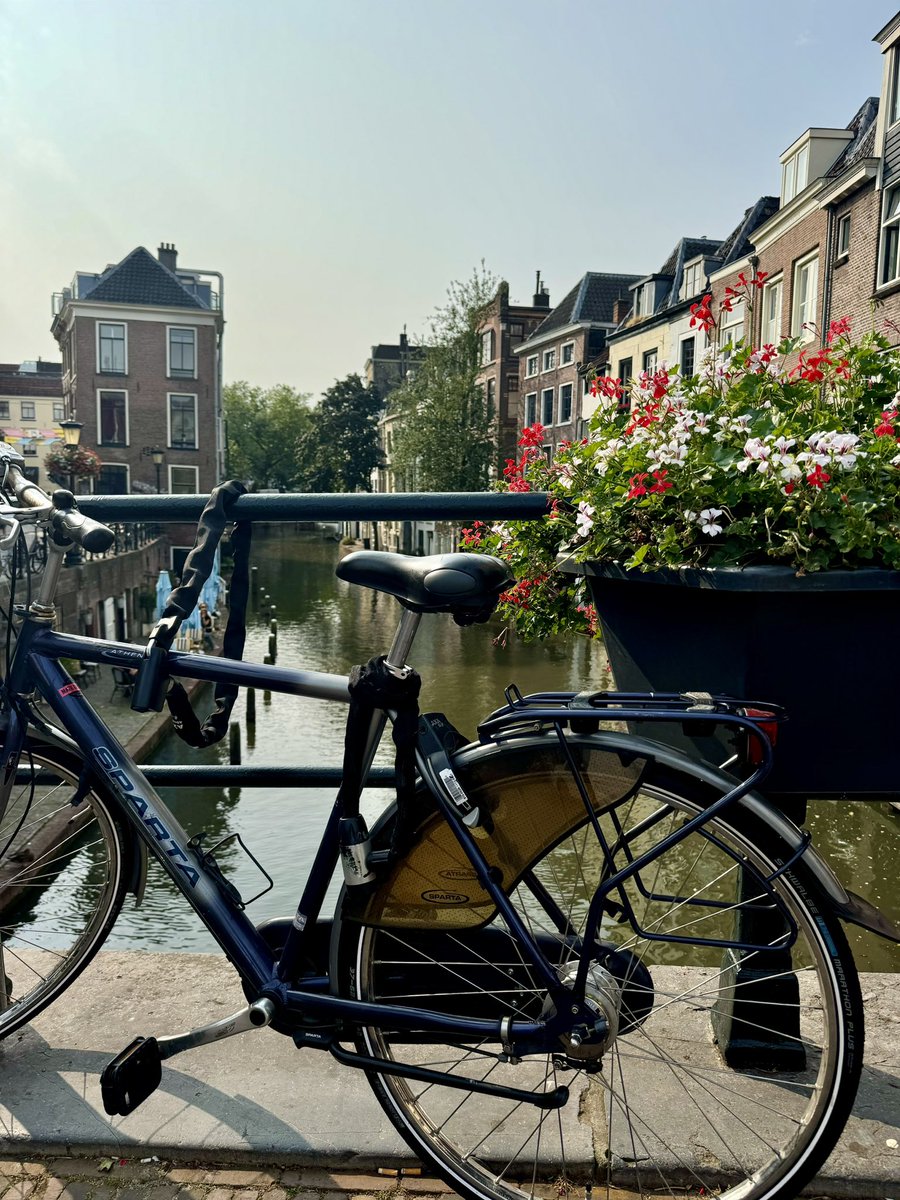 Hurst_Hockey's tweet photo. Beautiful morning exploring Utrecht 🦅🇳🇱 #WeAreHurst https://t.co/qd47uhuRLb