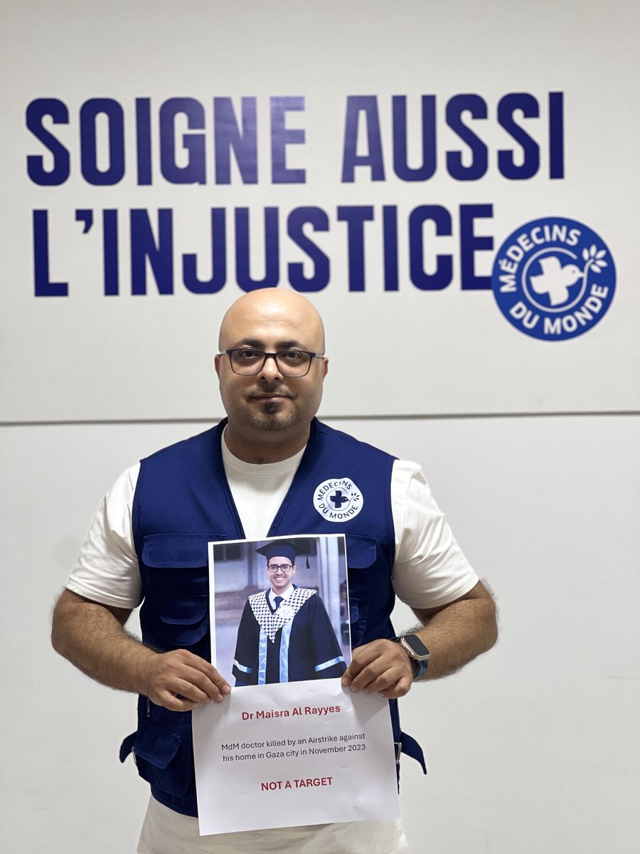 MdM_France's tweet photo. #WorldHumanitarianDay : 
Nos équipes en #Palestine mobilisées.

Dans leurs mains, la photo de notre collègue Maysara Rayyes tué avec sa famille dans les bombardements israéliens.

Les humanitaires ne sont pas des cibles.
Les civils ne sont pas des cibles.

#NotATarget https://t.co/BfXaVcNpVv