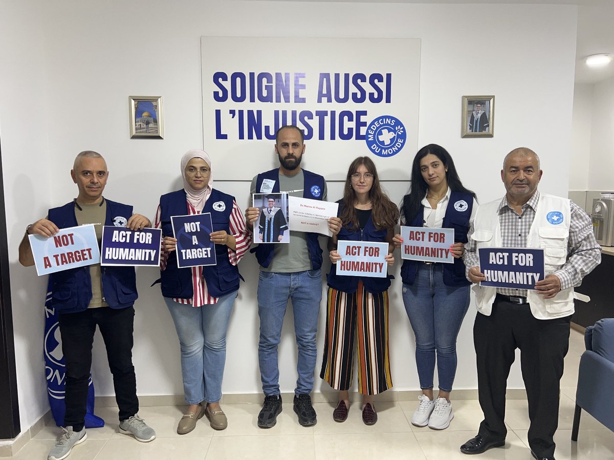 MdM_France's tweet photo. #WorldHumanitarianDay : 
Nos équipes en #Palestine mobilisées.

Dans leurs mains, la photo de notre collègue Maysara Rayyes tué avec sa famille dans les bombardements israéliens.

Les humanitaires ne sont pas des cibles.
Les civils ne sont pas des cibles.

#NotATarget https://t.co/BfXaVcNpVv