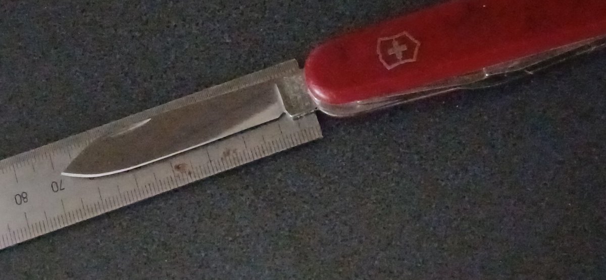 7VAMPIR's tweet photo. Diesen ↓ Artikel fand ich in meiner Lokalpresse. (danke)
Der zeigt den statistisch wohl häufigsten Fall von Gewalt mit Alltagsgegenständen.
In der Familie/ WG zu Hause, wo jeder weiterhin Werkzeuge aller Art hat, incl Messer 🔪🍴🪓
Daran wird auch das neue #Messergesetz nicht das mindeste ändern können.
Denn das ist
NICHT TEIL DER REGELUNG.
Es geht darum 1zuschränken welche Taschenwerkzeuge 1 erwachsener + gewöhnlich braver Mensch mitnehmen darf.
Von diesen geht jedoch typischerweise eben KEIN erhöhtes Risiko aus, weil es eben KEINE Waffen sind.
Auch im Anhang 1 Foto von geblisterter Ware, die praktisch unauspackbar ist, wenn man keine Klinge hat.
Um den empfindlichen Chip bestmöglich zu schützen, nehme ich dieses Elektronik Zeug möglichst in der Schutzverpackung mit, was ihrem Zweck entspricht.
Wenn ich jedoch das Produkt verwenden will, muß ich diese resistente Verpackung ohne Schaden 4 die Ware öffnen können.
Ich kann das nur mit Klinge zuverlässig.
Dann denkt mal über folierte Getränke im 6erträger nach.
Oder Lebensmittel, die Ihr vom Verkaufszustand auf essbare Größen bringen wollt.
Dann braucht Ihr sogar mehrere.
1 4 die Außenverpackung, das nicht unbedingt hygienisch sein muß ➕ 1 richtig bestecksauberes zum Zuschnitt der Portion, 4s Kind.
