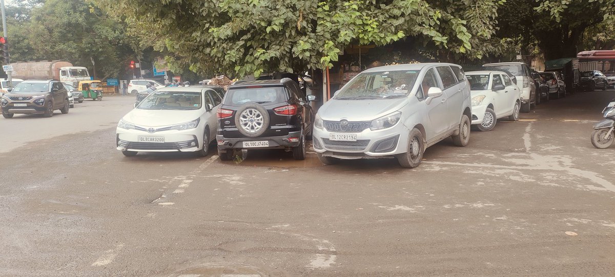 Jai04669366's tweet photo. The slip road to Aruna Asaf Ali Rd &amp; Fortis Hospital is frequently blocked by unauthorized parking on the slip road in Vasant Kunj. Caught in the act 20.08.24 at 12:33 pm: DL12CR2194, DL10CJ7404, DL8CAR3200. @DelhiTrafficPolice,@LtGovDelhi please take action! #TrafficViolations https://t.co/yCxHEIdlGG