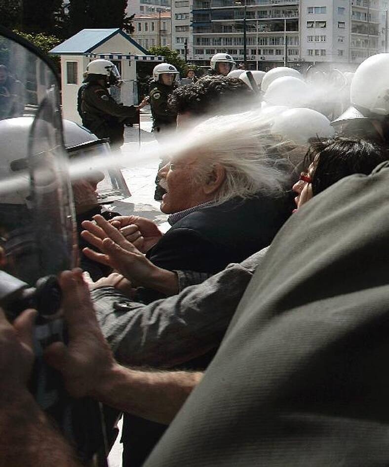 Θάνο <a href="/thanosplevris/">Θάνος Πλεύρης</a> τούτοι εδώ που είχαν ψεκάσει με χημικά στα μούτρα εξ επαφής τον αείμνηστο Μανώλη Γλέζο για να τον εκδικηθούν αναδρομικά επειδή κάποτε είχε ξεφτιλίσει τον αγκυλωτό της μπαντρίδας τους Τζερμανίας, όντως δεν ήταν απλά μπάτσοι. Ήταν ναζιστόμπατσοι. Κάνε μου μήνυση