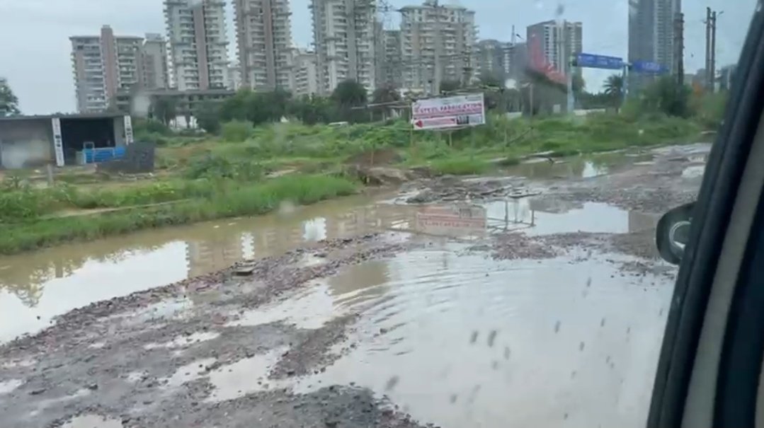 SatyaSahay2's tweet photo. All the potholes along the stretch from Dadi Sati Chowk to Dwarka Expressway needs to fill with granular sub-base (GSB) material to improve road safety &amp; traffic movement@OfficialGMDA @MunCorpGurugram @AshokGargIAS @nishantyadavIAS @DEEPAKKAHUJA @sumedhasharma86 @its_AkankshaG https://t.co/iWC69RdWkP