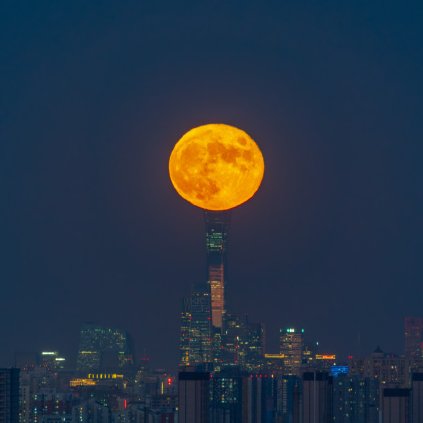Krystalaway's tweet photo. This year's first #supermoon  will be in the night sky tonight. The full moon will appear at 2:26 a.m. on August 20. #Supermoons https://t.co/2ahBqd6jqg