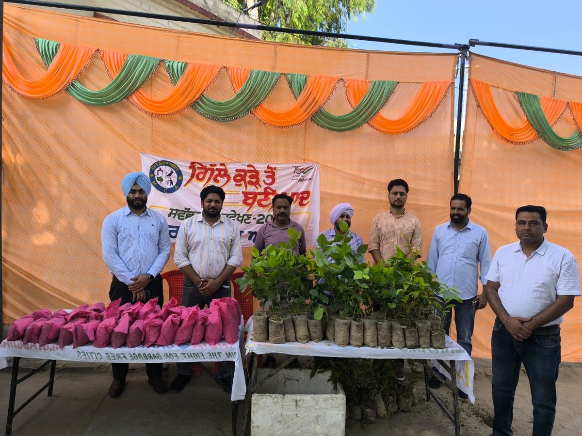 aboharchokho's tweet photo. Distributed the compost on the Event of Independence Day compost made with wet waste #independenceday #event #15august #wetwaste #compost #insta #facebookreel #solidwastemanagement #swm #ulbcode800214 #ulbabohar #MunicipalCorporation https://t.co/ZF2V7DSAi1