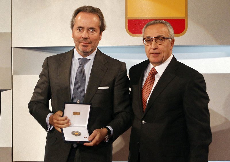 rafafdezOCR's tweet photo. #BuenosDias
#Cortijos
@OndaCero_es
SOLICITAN LA SUSPENSIÓN DEL PRESIDENTE DE HÍPICA A QUIEN ACUSAN DE IRREGULARIDADES ELECTORALES
Los Juegos Olimpicos han vuelto a dejar en evidencian el mal momento deportivo de la hípica española, lo cual parece ser el reflejo de la gestión del presidente Javier Revuelta y su equipo directivo de la federacion @rfhe_ vistas las denuncias tanto públicas en los medios, como en los juzgados y ante el CSD @deportegob .
La última ha sido la solicitud a la comisión directiva del CSD de suspensión del citado Revuelta, al que acusan de actúan contra la Ley del deporte al modificar el reglamento electoral para excluir una serie de clubes, que se entiende que no le va bien que voten, pero cuya presencia ya estaba aprobada por la citada comisión directiva como es preceptivo.
Está denuncia ha sido interpuesta por Cayetano Martínez de Irujo e Ignacio Ridruejo, el aspirante a arrebatar a Revuelta el trono hípico que ostenta desde hace 19 años, tras quitar durante su presidencia la limitación de mandatos, y que quiere seguir ostentando a pesar del polvorín que tiene a su alrededor, y sin cobrar sueldo, algo de lo que él mismo presume.
¿Qué tendrá ese cargo para aún así defenderlo a capa y espada?
Da igual el deporte, da igual los nombres de los denunciantes, esta situación seguirá siendo un clásico mientras quien mande en el CSD, ahora el Sr Uribes, no quiera poner puertas al campo de la gobernanta deportiva o se lo impida el superministro Alejandro Blanco, al que eligen esos mismos presidentes olímpicos, que suman los votos de 4 en 4 y él defiende “tengan razón o no”, según profesa.
#cortijos #clientelismo #feudalismo